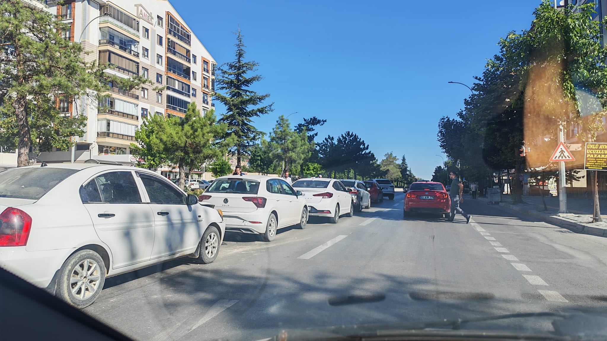 Afyonkarahisar'da adliye binası karşısında meydana gelen zincirleme trafik kazasında 5