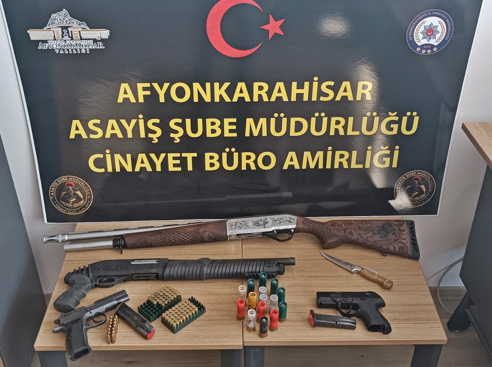 Afyon'da firariler yakalandı, dolandırıcılara geçit verilmedi 1 Afyon'da firariler yakalandı, dolandırıcılara geçit verilmedi