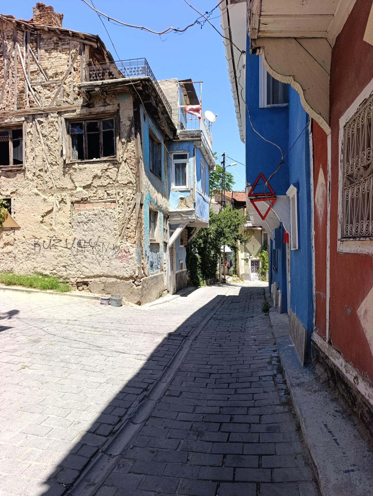 Afyon usulü trafik mühendisliği: Sokak dar, çözüm parlak