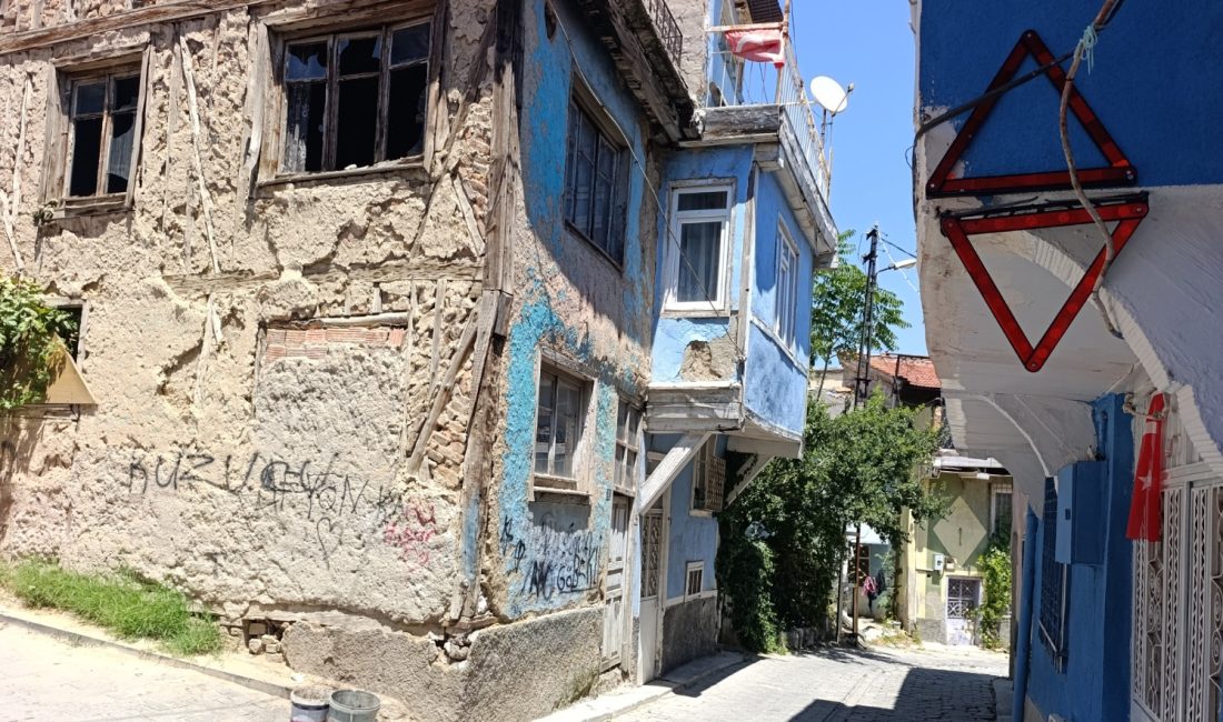 Afyonkarahisar'da bir vatandaş, evinin dış kısmına uzanan kirişe sürekli kamyon