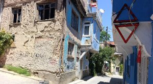 Afyonkarahisar'da bir vatandaş, evinin dış kısmına uzanan kirişe sürekli kamyon
