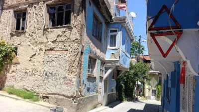 Afyonkarahisar'da bir vatandaş, evinin dış kısmına uzanan kirişe sürekli kamyon