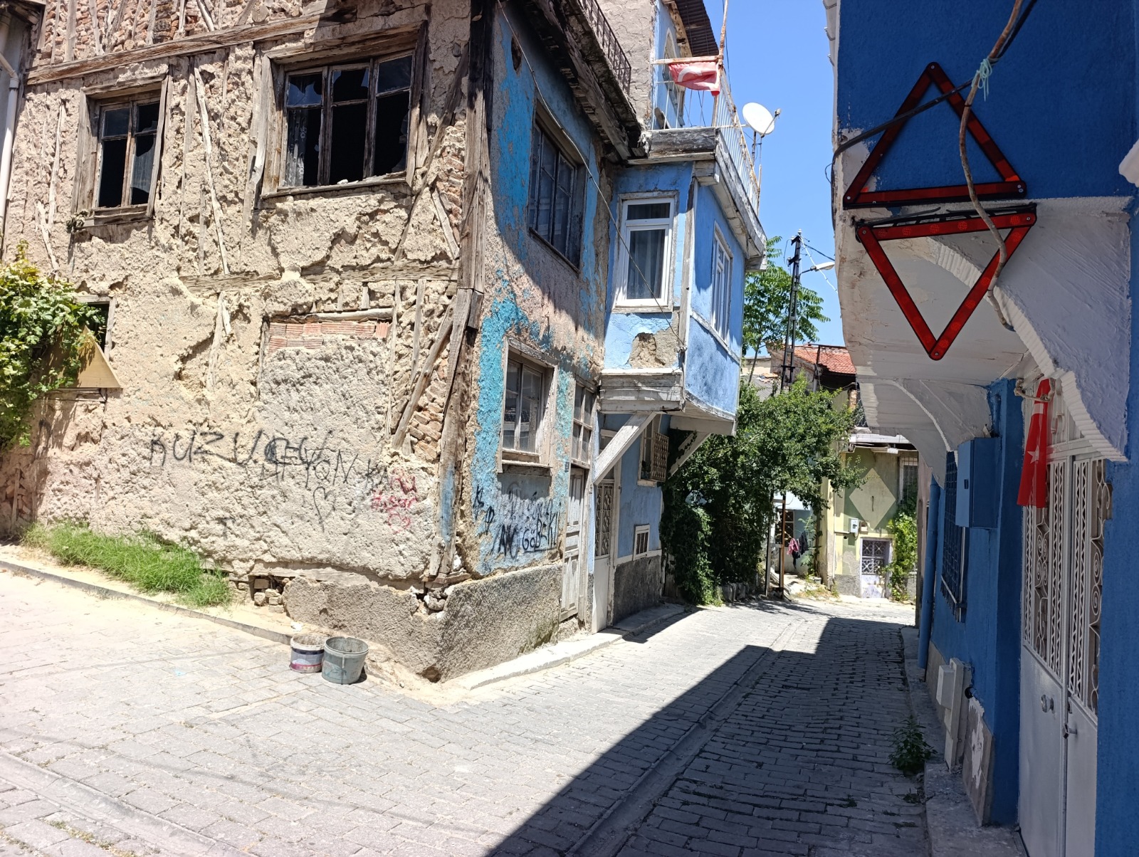 Afyon usulü trafik mühendisliği: Sokak dar, çözüm parlak