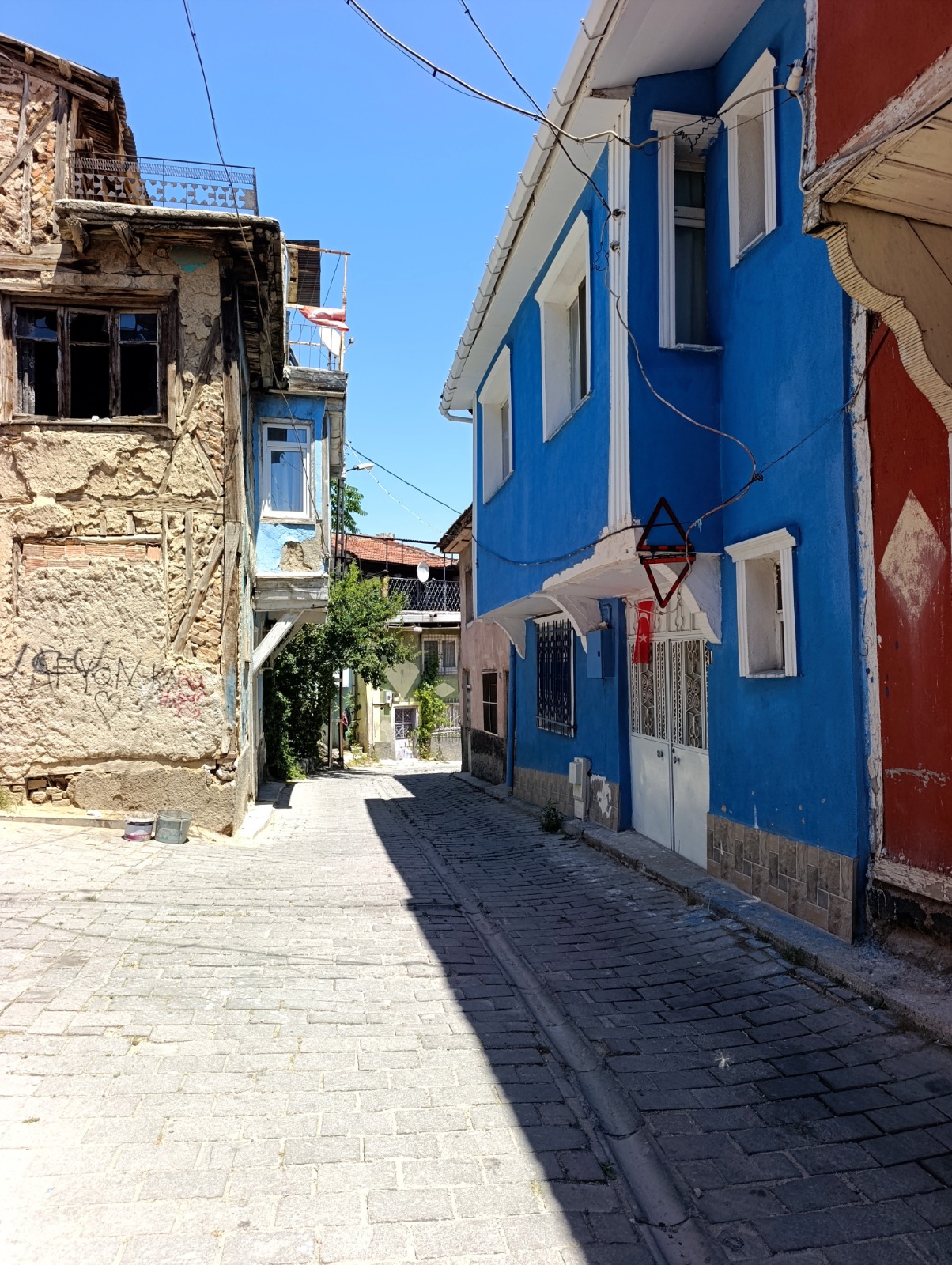 Afyon usulü trafik mühendisliği: Sokak dar, çözüm parlak