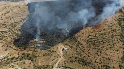 Afyonkarahisar'da Bayraktepe Mezarlığı civarında engebeli otluk alanda başlayan yangın, rüzgarın