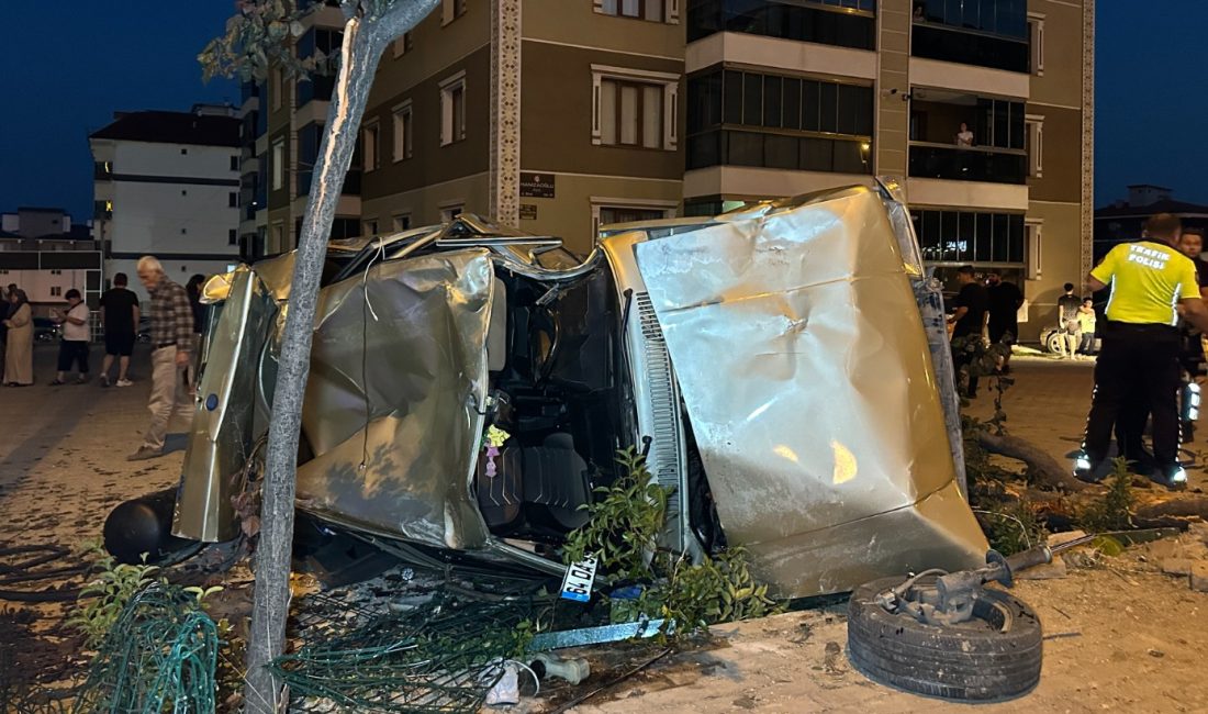 Uşak'ta kontrolden çıkan otomobilin yol kenarında bekleyen iki yayaya çarpıp
