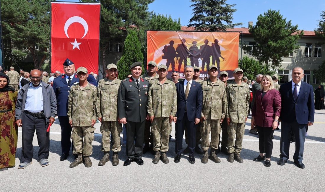 Afyonkarahisar İkmal ve Garnizon Komutanlığında düzenlenen 2006/2 Tertip 3'üncü Kademe