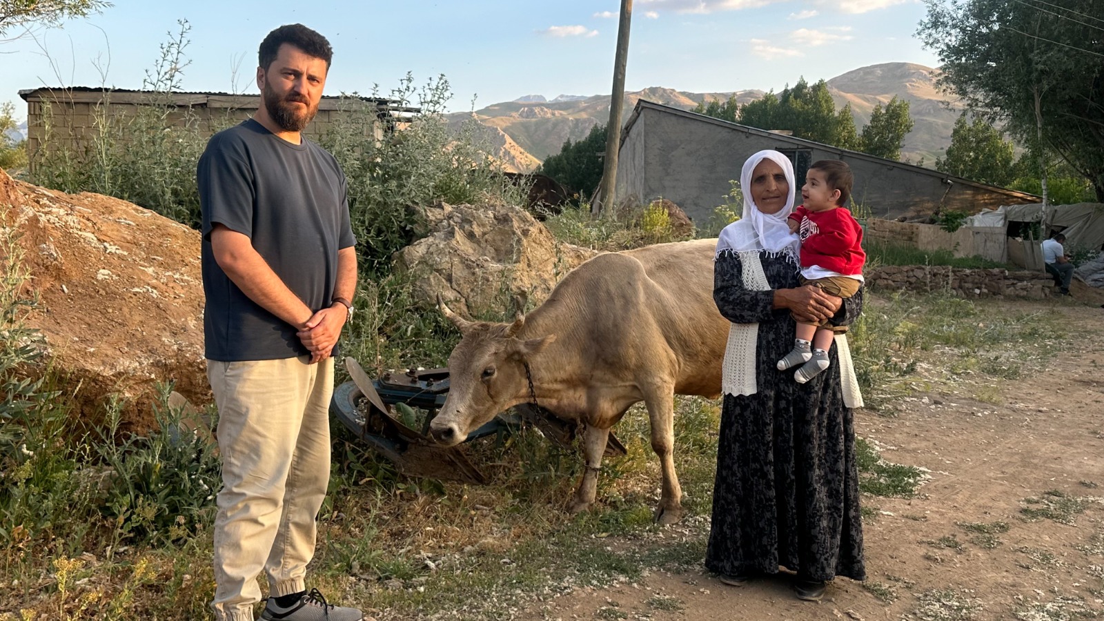 İneğine ağlamıştı, Ayni teyzenin yüzü artık gülüyor 2 İneğine ağlamıştı, Ayni teyzenin yüzü artık gülüyor