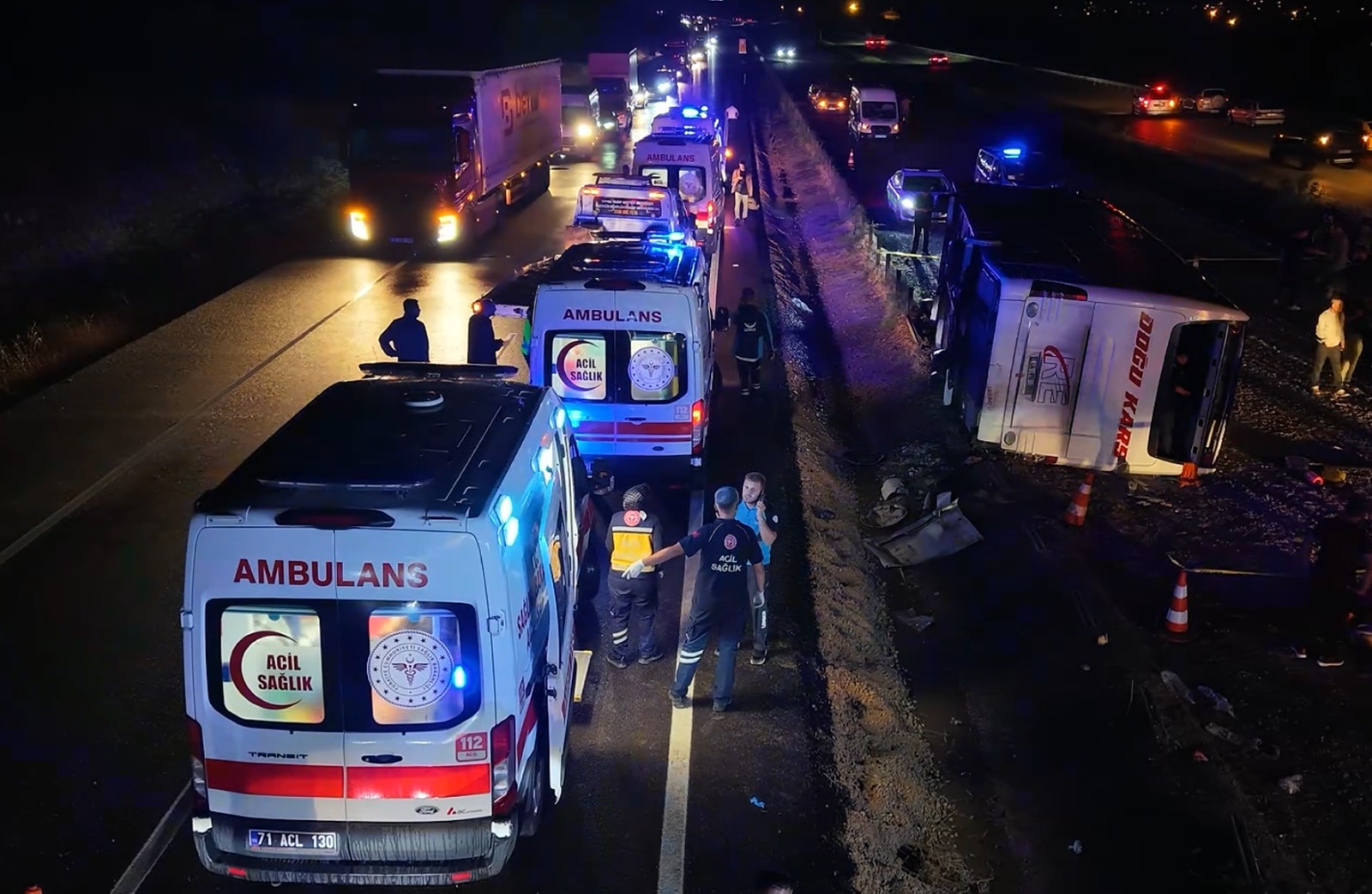 Otobüs, kayganlaşan yolda şarampole devrildi: 40 yaralı 2 Otobüs, kayganlaşan yolda şarampole devrildi: 40 yaralı