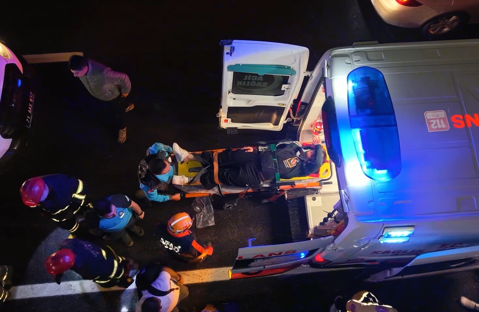 Otobüs, kayganlaşan yolda şarampole devrildi: 40 yaralı