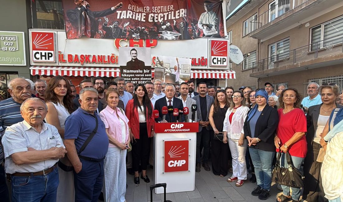 CHP Afyonkarahisar İl Başkanlığı'nda düzenlenen programda, eski İl Başkanı Hasan