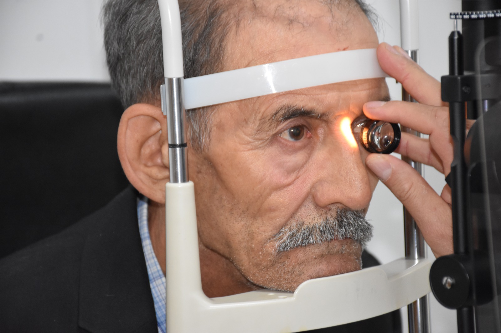 AFSÜ'de başarılı operasyonla görme kaybı önlendi