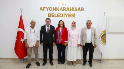 Afyonkarahisar Belediye Başkanı Burcu Köksal, İhsaniye ve belde yöneticilerini makamında