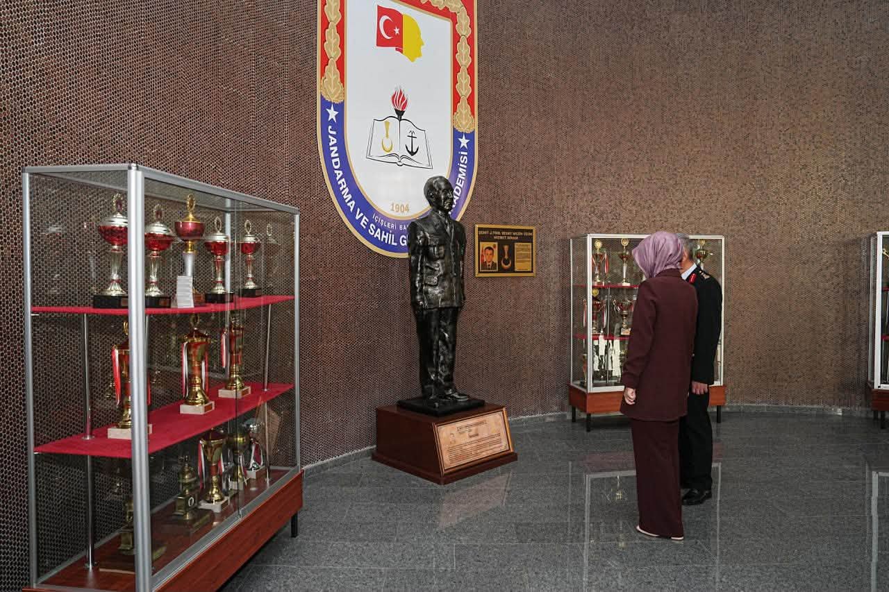 Yiğitbaşı, Akademi'de öğrencilerle buluştu 7 Yiğitbaşı, Akademi'de öğrencilerle buluştu