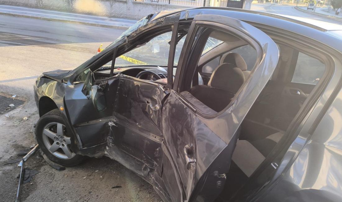 Afyonkarahisar'ın meydana gelen trafik kazasında kontrolden çıkan otomobilin yön levhalarına