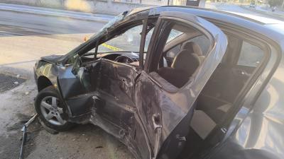 Afyonkarahisar'ın meydana gelen trafik kazasında kontrolden çıkan otomobilin yön levhalarına