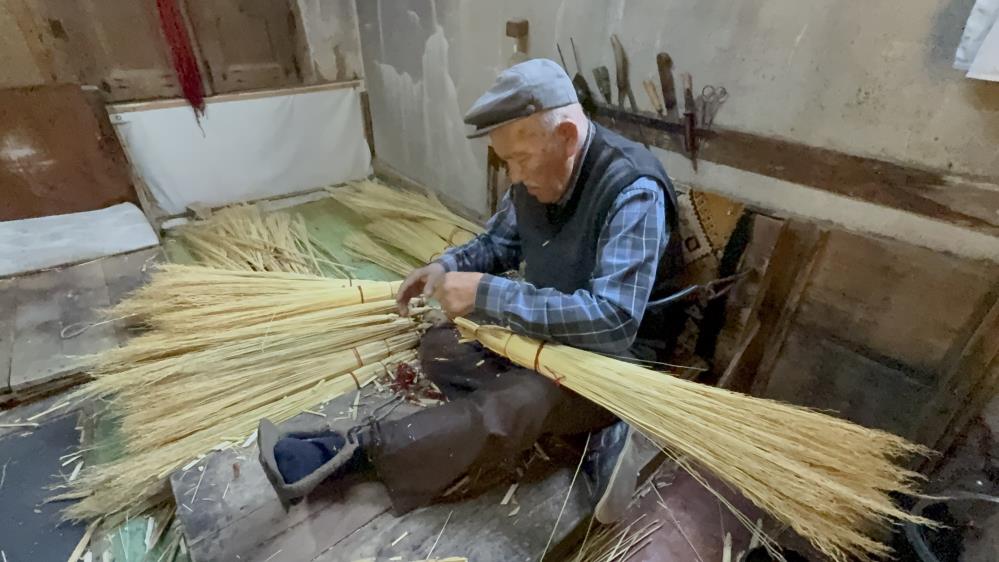 85 yaşındaki Kemal Dede, çırak bulamamaktan dertli 1 85 yaşındaki Kemal Dede, çırak bulamamaktan dertli
