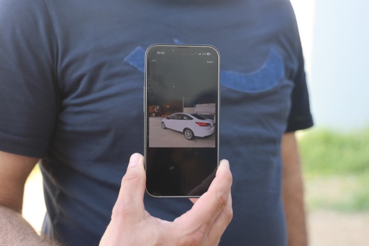 Hatay’da yaşayan depremzede Hasan Sarp, satmak istediği otomobilini ’Sazan sarmalı’