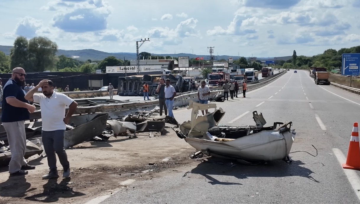 Bariyerlere dalan sürücünün uzvu koptu 1 Bariyerlere dalan sürücünün uzvu koptu