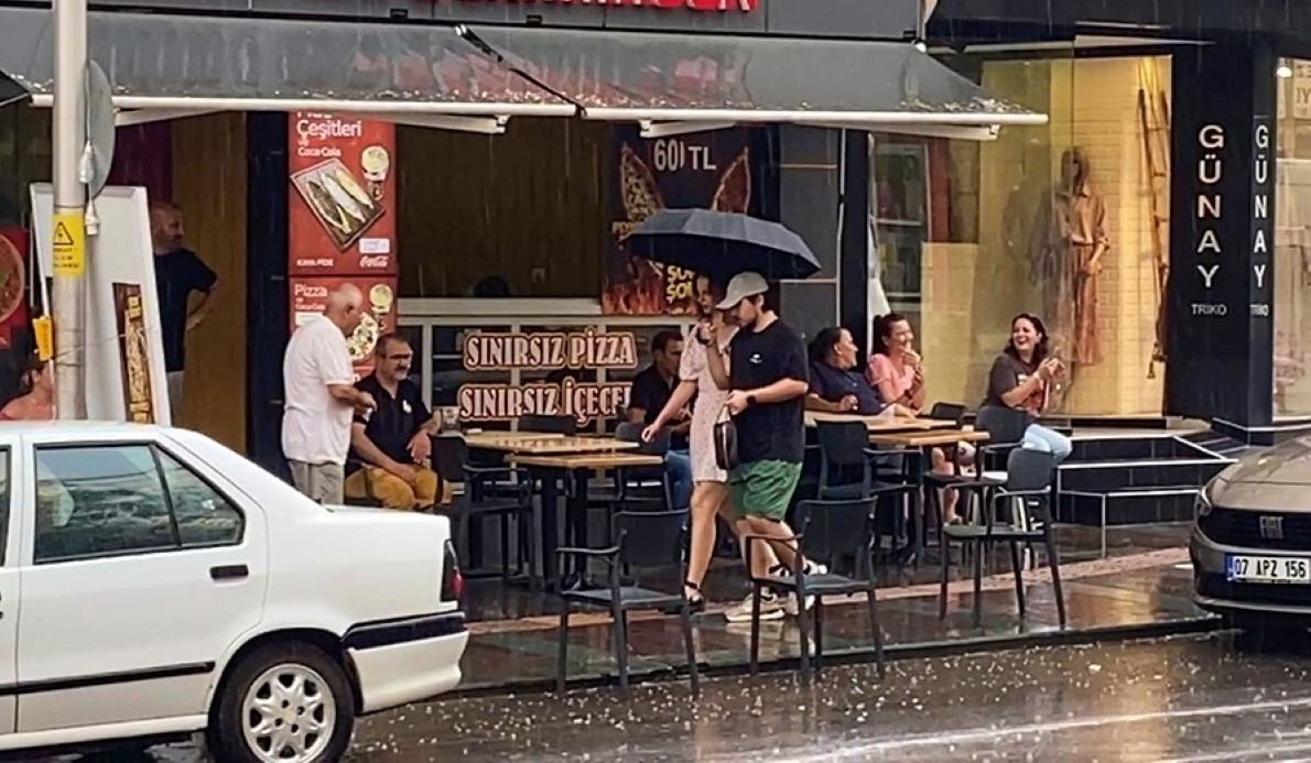 Tatil kentinde aniden yağmur bastırdı