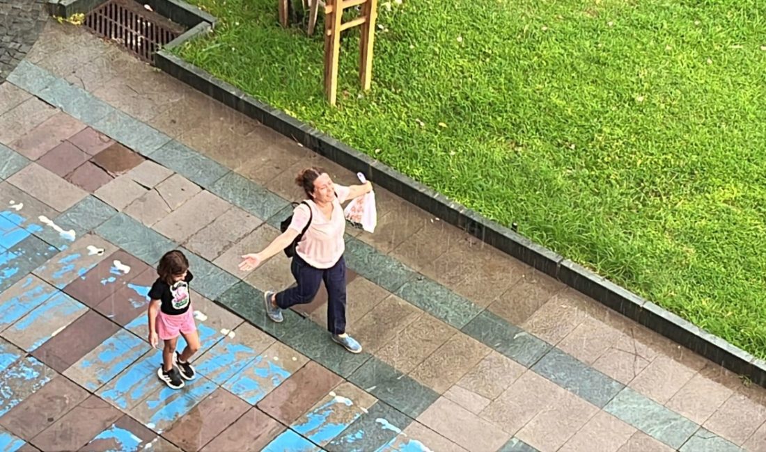 Günlerdir sıcak hava ve nemin etkili olduğu turizm kenti Antalya’da,