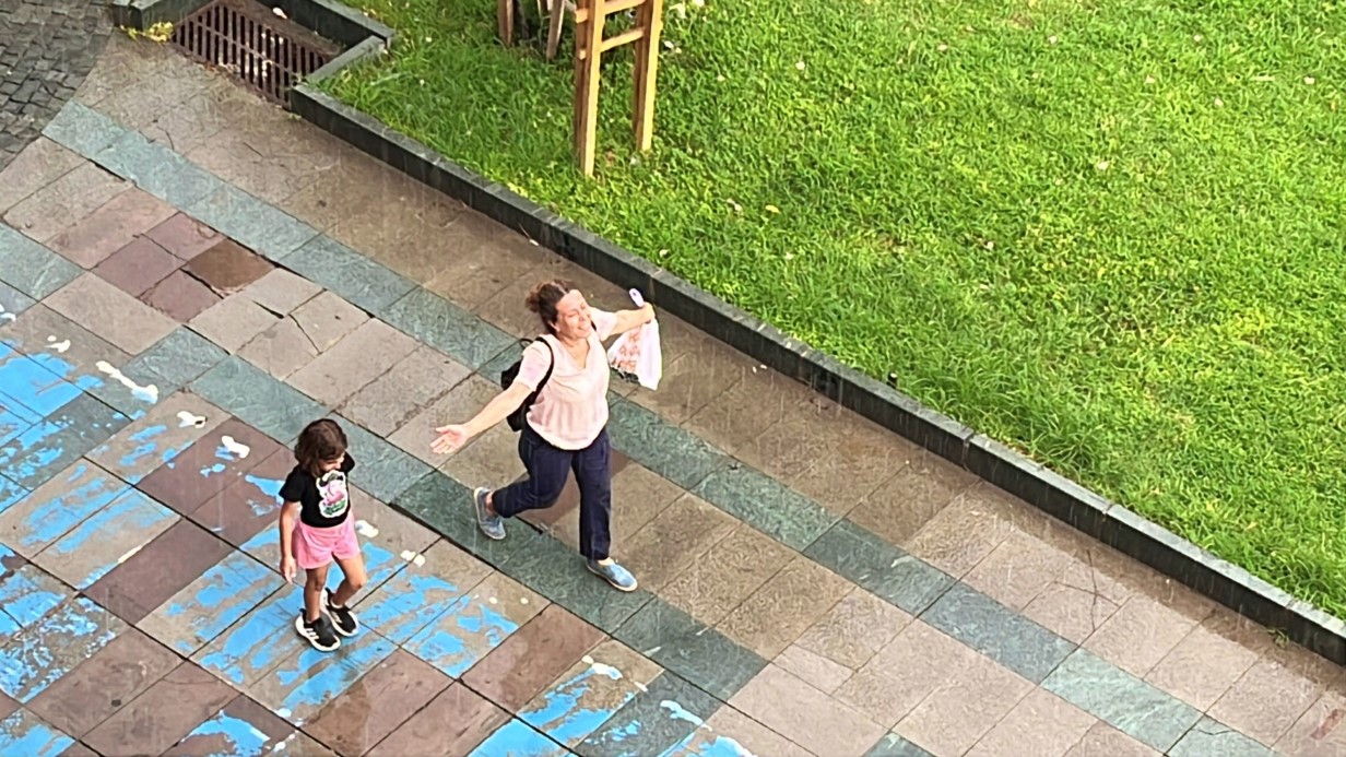 Günlerdir sıcak hava ve nemin etkili olduğu turizm kenti Antalya’da,