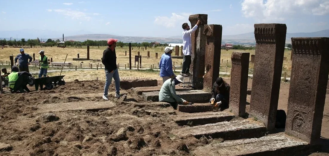 Bitlis'in Ahlat ilçesindeki Selçuklu Meydan Mezarlığı'nda yapılan kazılarda 16 yeni