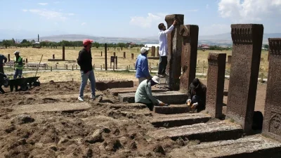 Bitlis'in Ahlat ilçesindeki Selçuklu Meydan Mezarlığı'nda yapılan kazılarda 16 yeni