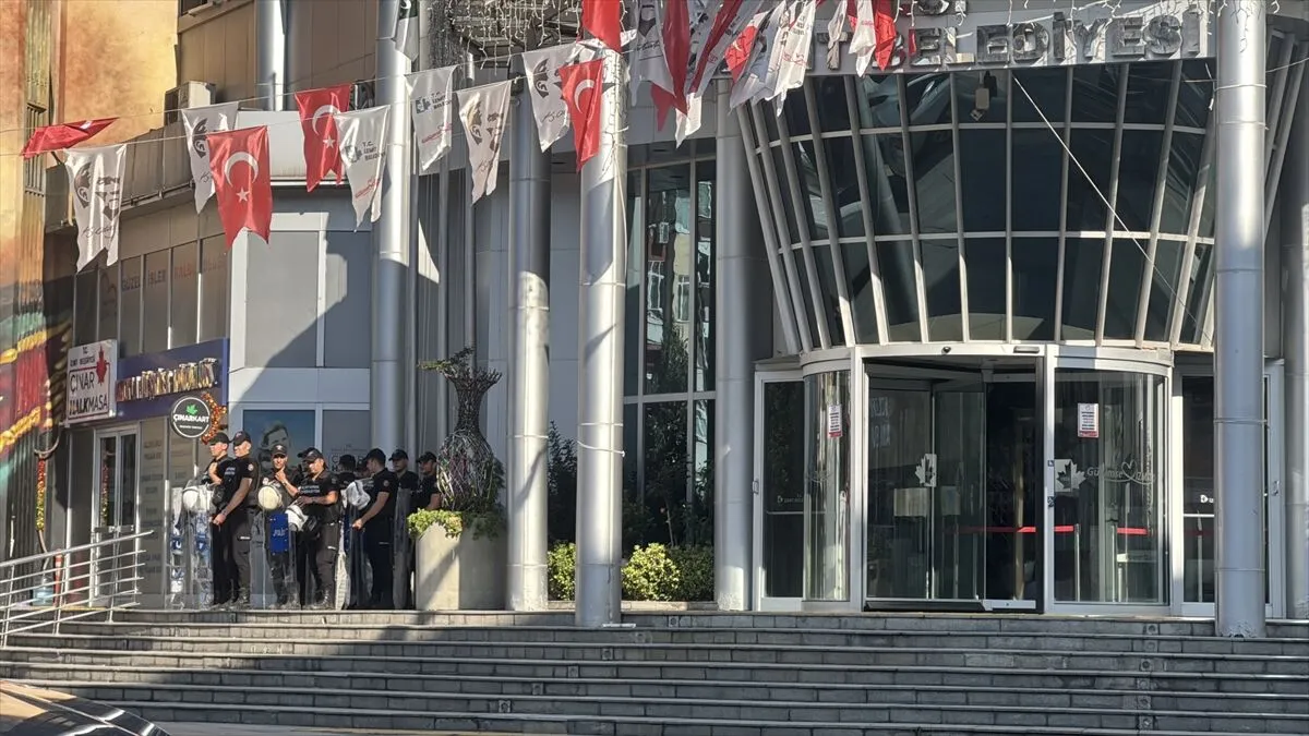 İzmit Belediyesi’ne operasyon: 28 gözaltı 1 İzmit Belediyesi’ne operasyon: 28 gözaltı