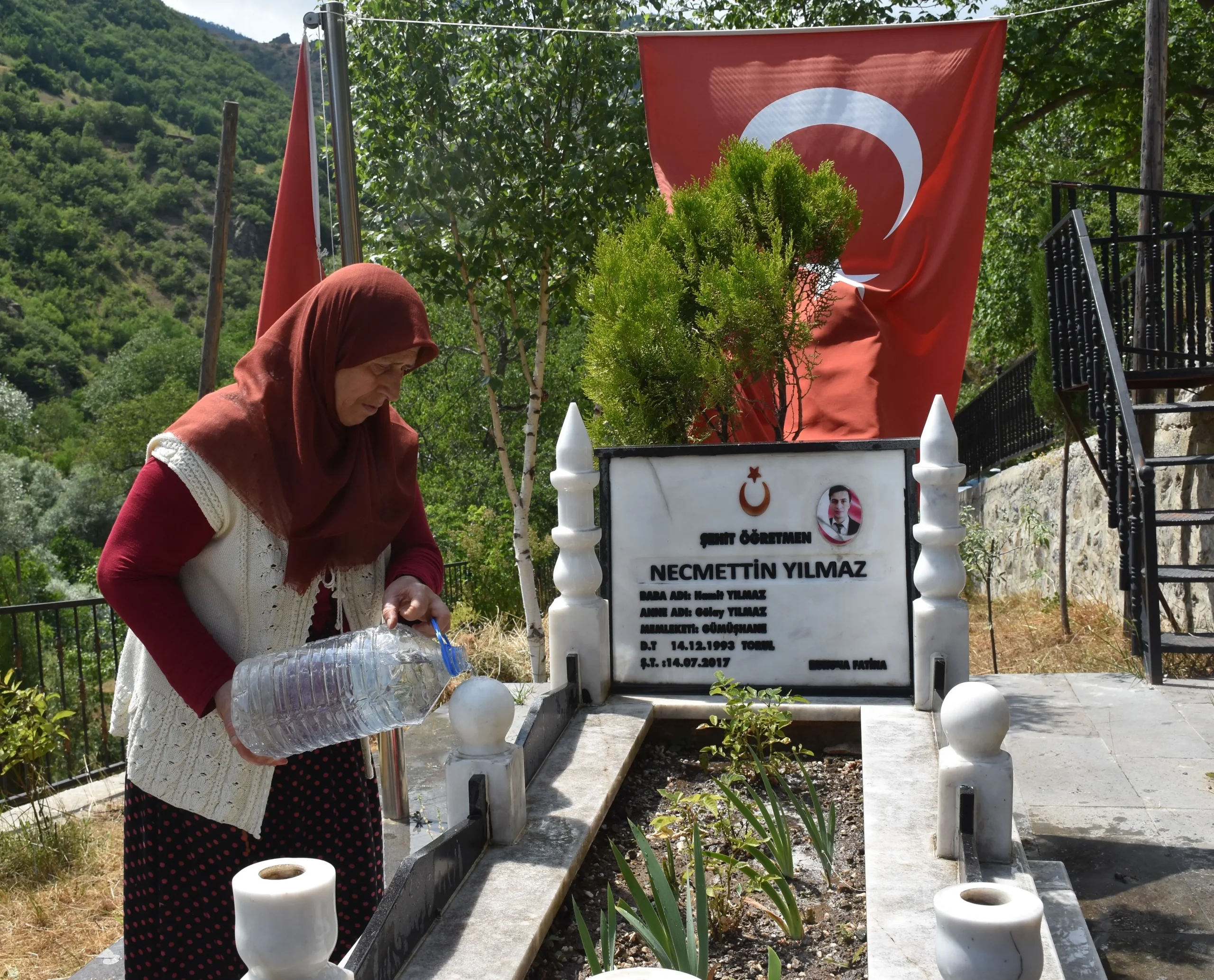 Ailesi şehit öğretmeni gurur ve özlemle anıyor 1 Ailesi şehit öğretmeni gurur ve özlemle anıyor