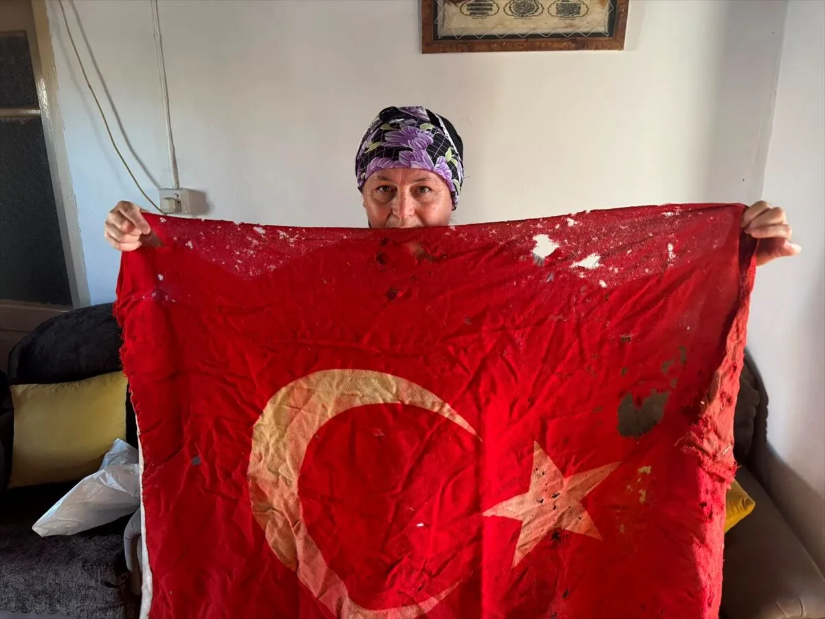 Kıbrıs Barış Harekâtı'nın izlerini taşıyan bayrak korunuyor 1 Kıbrıs Barış Harekâtı'nın izlerini taşıyan bayrak korunuyor
