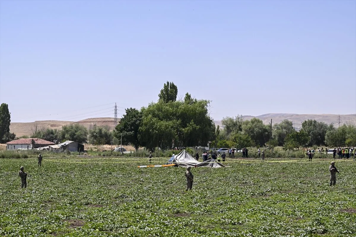 Ankara'da sivil helikopter düştü 1 Ankara'da sivil helikopter düştü