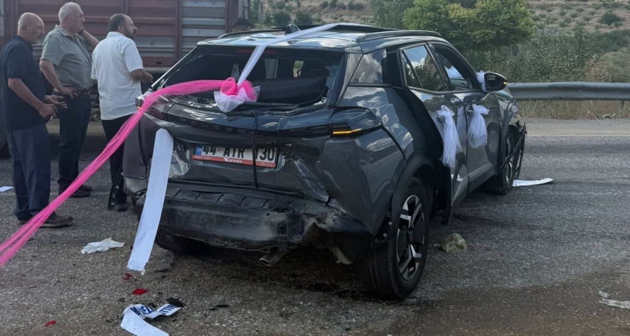 Malatya’nın Doğanşehir ilçesinde düğün konvoyundaki araçların karıştığı zincirleme trafik kazasında