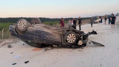 Mersin’in Tarsus ilçesinde trafiğe kapalı stabilize yolda takla atan otomobildeki