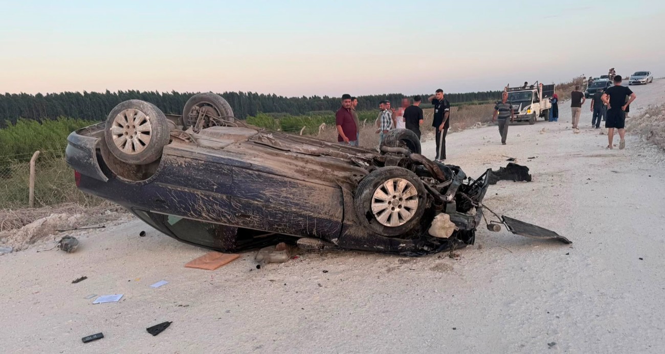 Mersin’in Tarsus ilçesinde trafiğe kapalı stabilize yolda takla atan otomobildeki