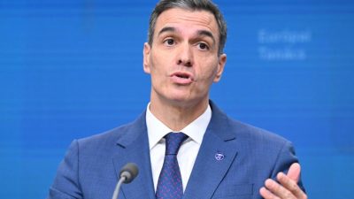İspanya Başbakanı Pedro Sanchez, Gazze Şeridi'nde ağır hasar gören bir