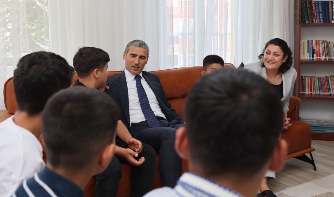 Afyonkarahisar Valisi Dr. Naci Aktaş ile eşi Nagihan Aktaş, devlet