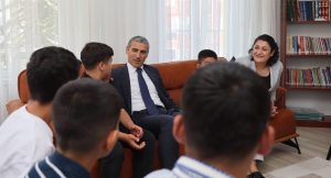 Afyonkarahisar Valisi Dr. Naci Aktaş ile eşi Nagihan Aktaş, devlet