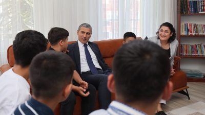 Afyonkarahisar Valisi Dr. Naci Aktaş ile eşi Nagihan Aktaş, devlet