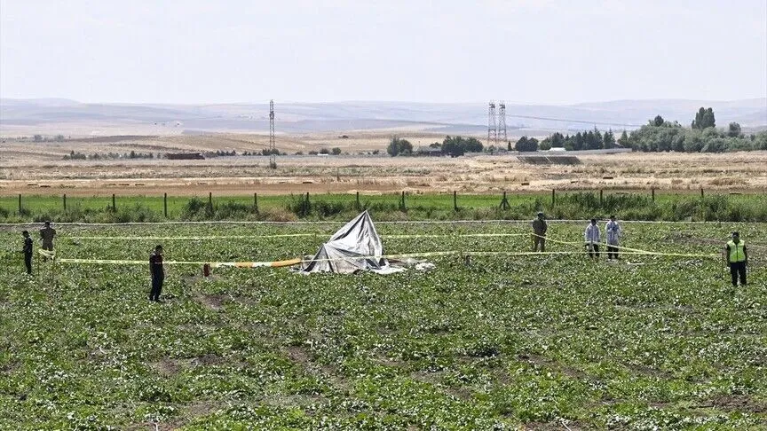 Ankara'da eğitim helikopterinin tarlaya düşmesi sonucu 2 kişi yaralandı.
