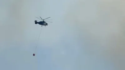 Antalya'nın Akseki ilçesinde ormanlık alanda çıkan yangının söndürülmesi için havadan