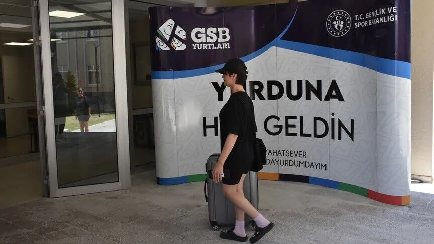 Gençlik ve Spor Bakanı Osman Aşkın Bak, gençlere GSB yurtlarında
