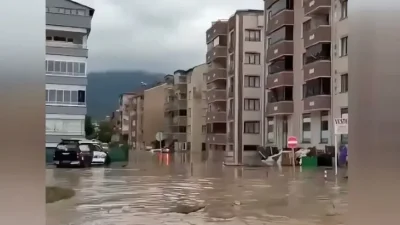 Kastamonu'nun Cide ilçesinde su baskınları sebebiyle zemin katlarda yaşayanlar tahliye