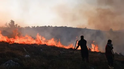 Çöl sıcaklarının etkili olduğu Yunanistan'ın farklı bölgelerinde orman yangınları çıktı.
