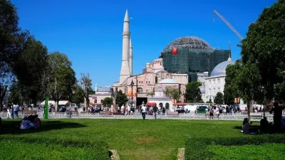 Yerli ve yabancı ziyaretçilerin İstanbul'daki önemli duraklarından biri olan Ayasofya-i