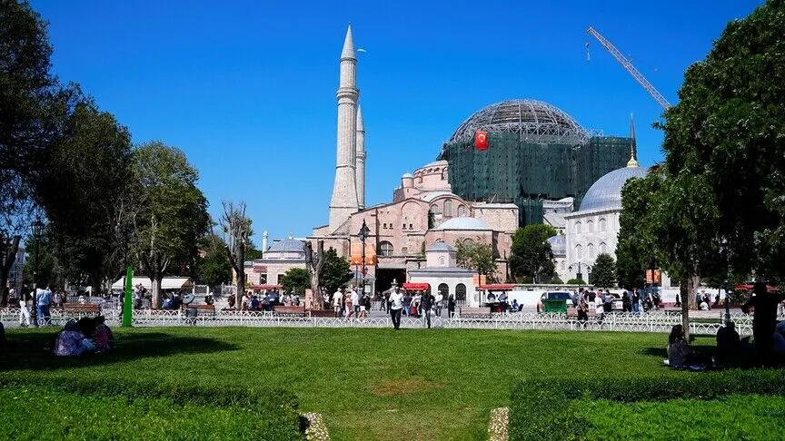 Yerli ve yabancı ziyaretçilerin İstanbul'daki önemli duraklarından biri olan Ayasofya-i