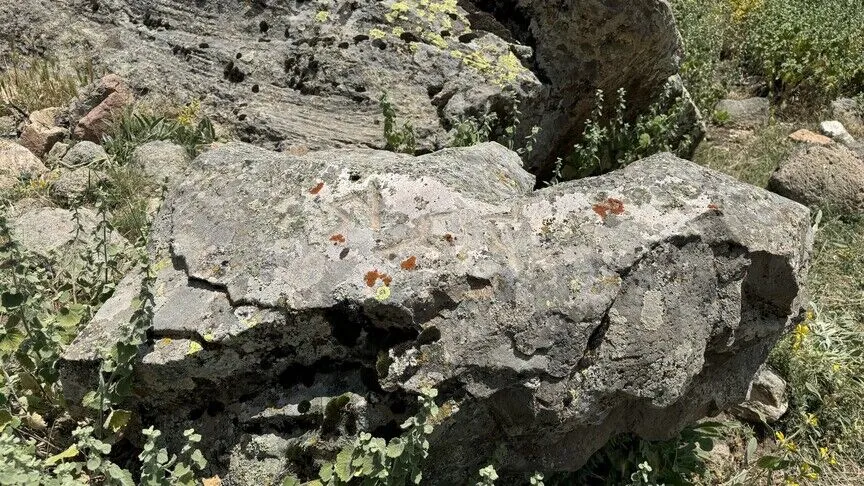Karaman'ın kuzeyinde bulunan Karadağ'daki "Binbir Kilise" bölgesinde, kaya bloğu üzerine