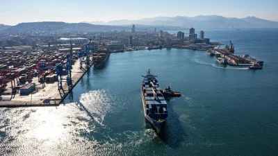 İzmir, kimya, çelik ve otomotiv başta olmak üzere sanayi sektörlerinde