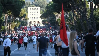 Arnavutluk'un başkenti Tiran'da, Avlonya (Vlora) kentindeki Zvernec bölgesinde yapılması planlanan