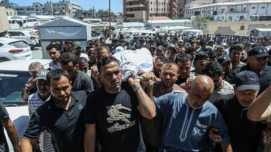 İsrail ordusunun Gazze Şeridi'nde bir eve düzenlediği hava saldırısında anne,